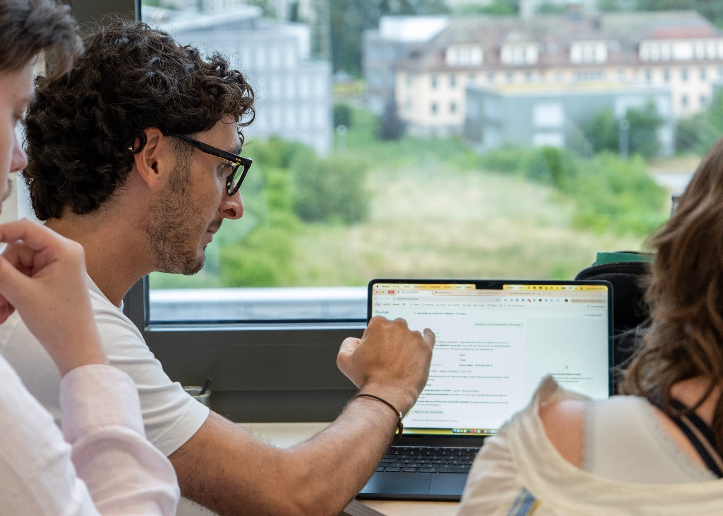 Dirigeant consultant Atlas sur un ordinateur portable